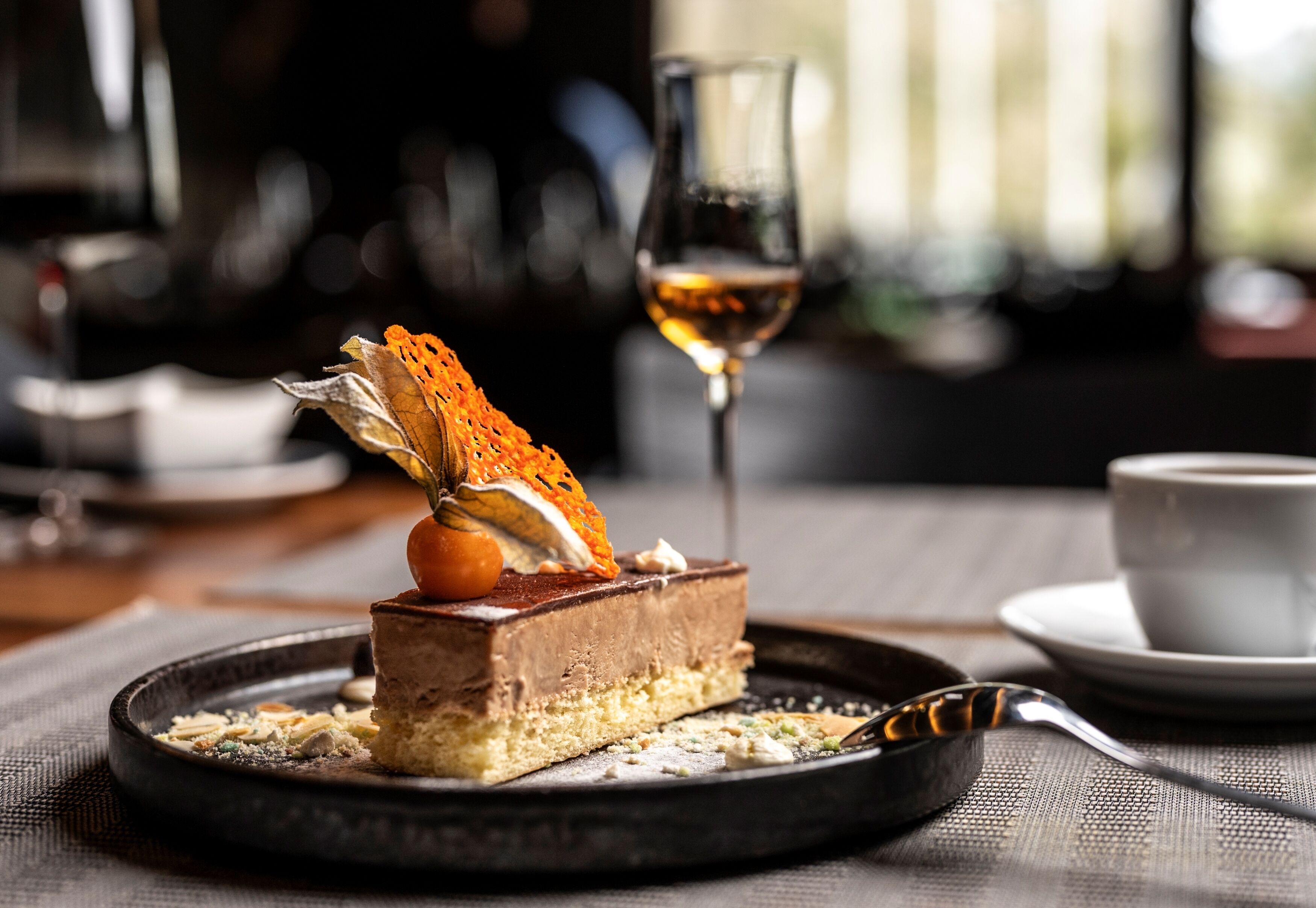 2 restaurants servant le déjeuner et le dîner