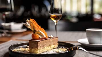 2 restaurants servant le déjeuner et le dîner