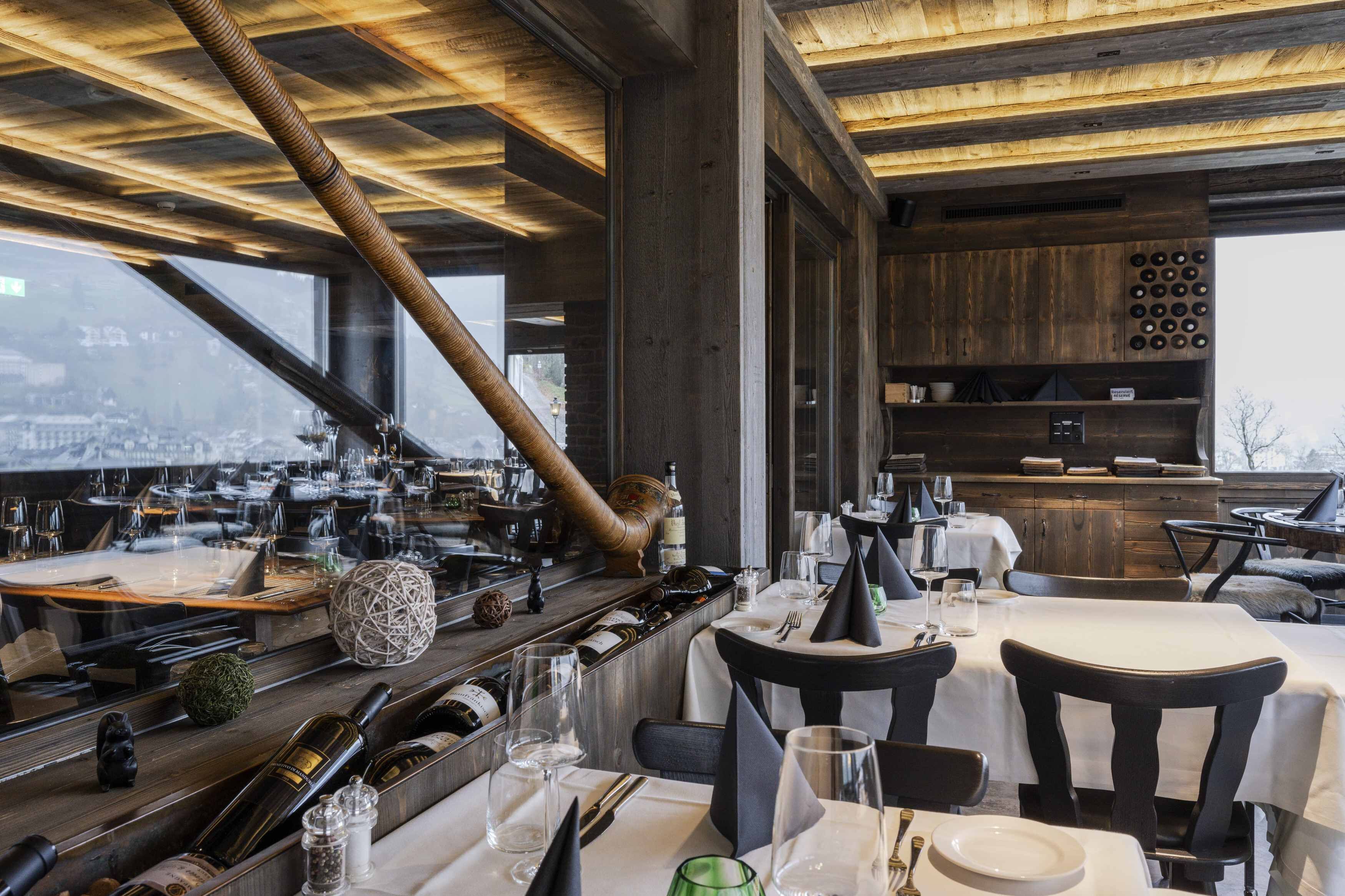 2 restaurants, lunch, dinner served; local cuisine