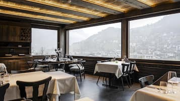 2 restaurants servant le déjeuner et le dßner, plats Cuisine locale