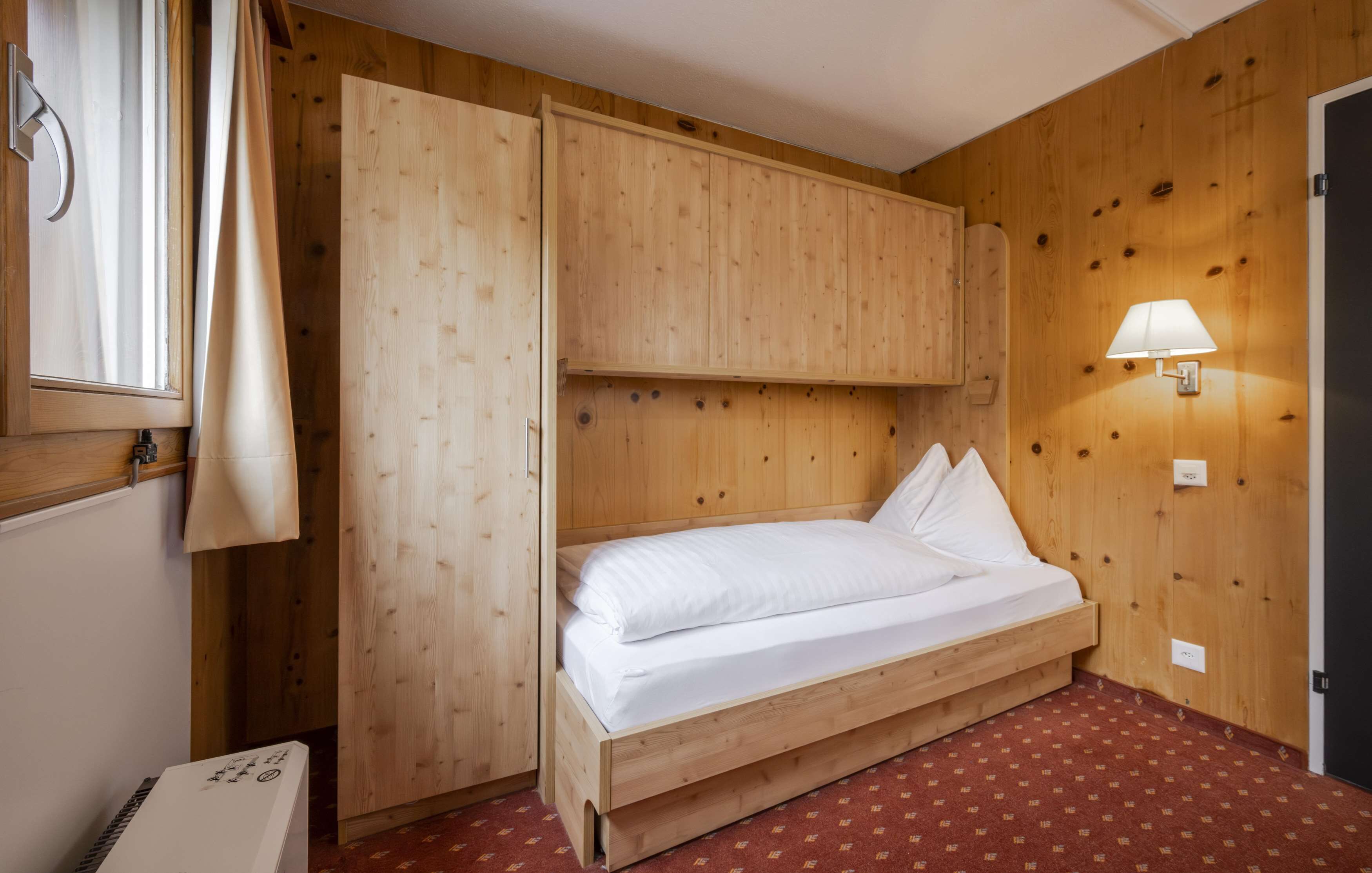 Family Triple Room, Balcony, Mountain View | Peti besi dalam bilik, meja, ruang kerja komputer riba 