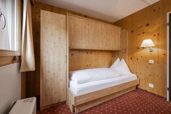 Family Triple Room, Balcony, Mountain View | Peti besi dalam bilik, meja, ruang kerja komputer riba