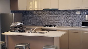 Executive-Apartment, 2 Schlafzimmer | Eigene Küche | Großer Kühlschrank, Mikrowelle, Ofen, Herdplatte