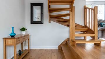 Cottage, 1 Queen Bed | Interior