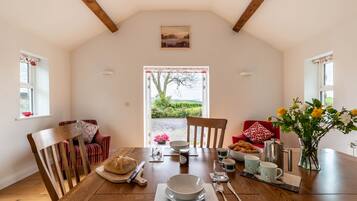 Cottage, 1 Queen Bed | Private kitchen | Fridge, microwave, oven, stovetop