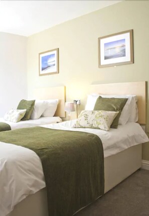 Twin Room, 2 Twin Beds | Individually decorated, individually furnished, soundproofing - The Rose and Crown Hotel (Carmarthen)
