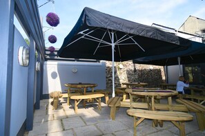 Terrace/patio - The Rose and Crown Hotel (Carmarthen)