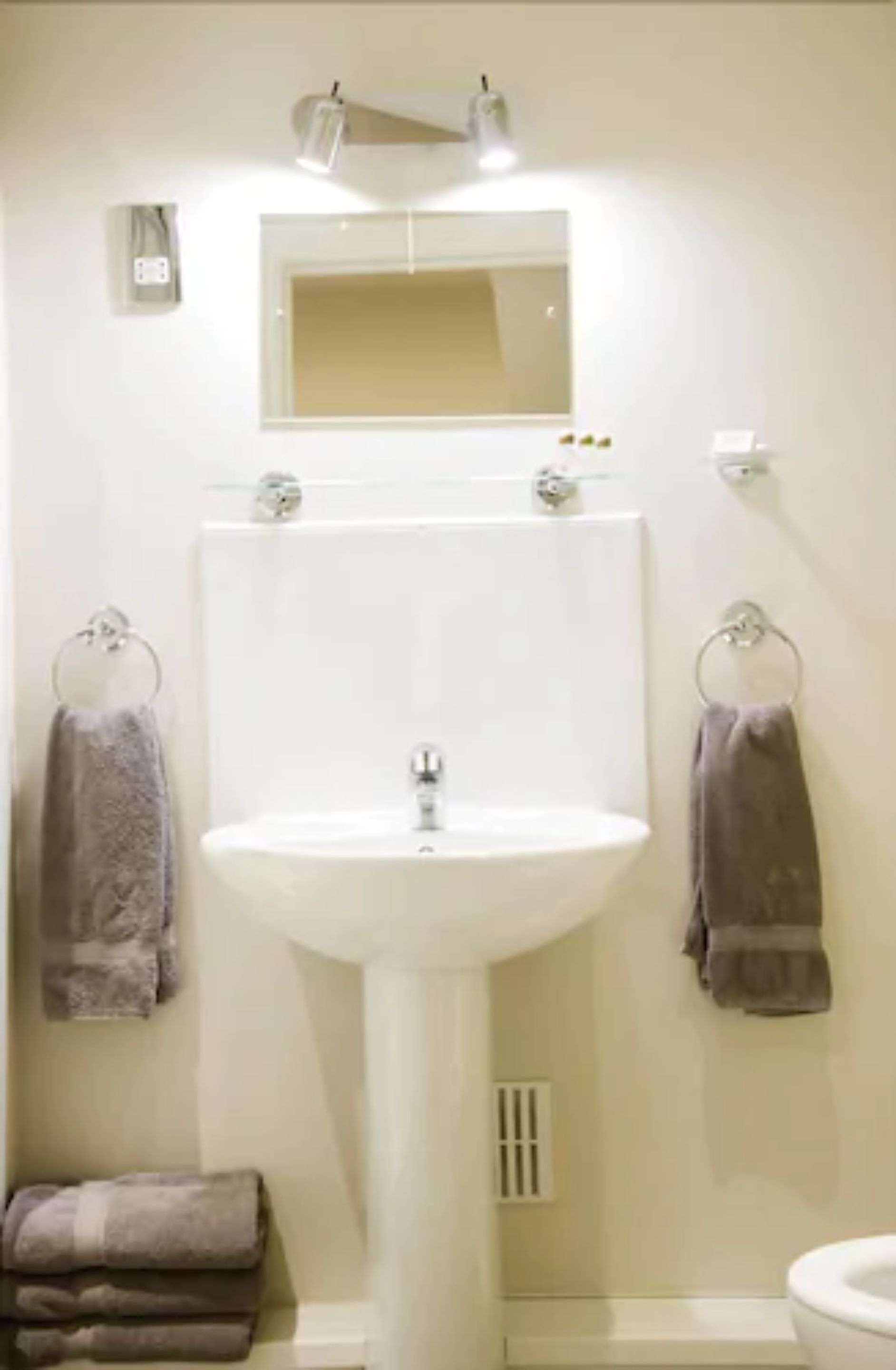 twin room, 2 single beds | bathroom sink