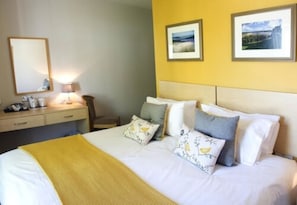 Economy-Doppel- oder -Zweibettzimmer, 1 Doppelbett oder 2 Einzelbetten | Individuell dekoriert, individuell eingerichtet, schallisolierte Zimmer
