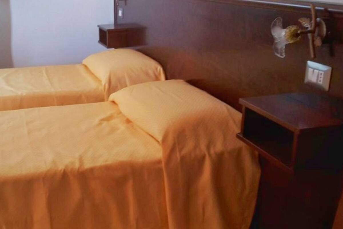 Twin Room (7)