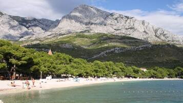 Una spiaggia nelle vicinanze, sabbia bianca, 3 bar sulla spiaggia