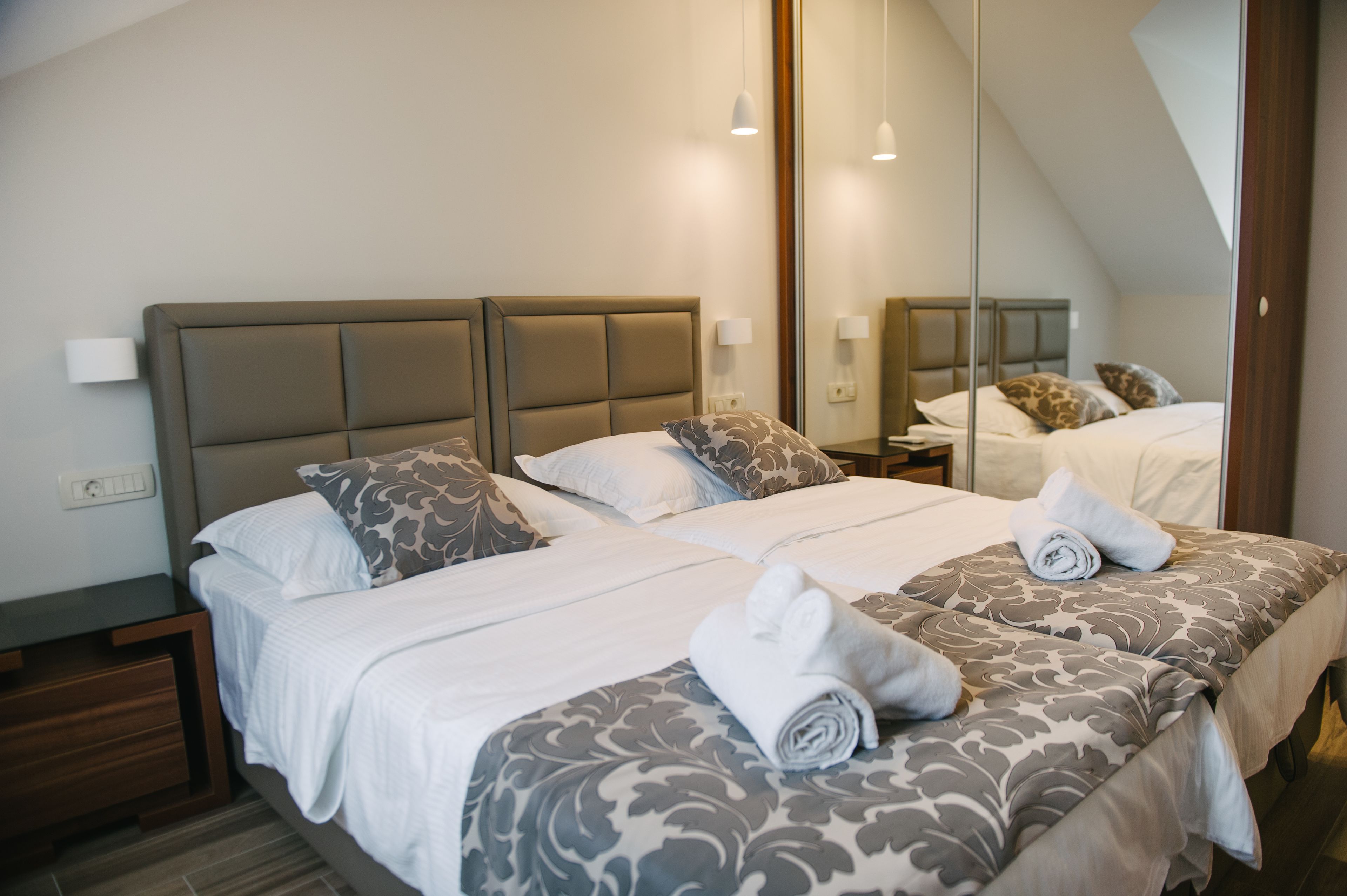 1 chambre, fer et planche à repasser, lits bébé (gratuits)