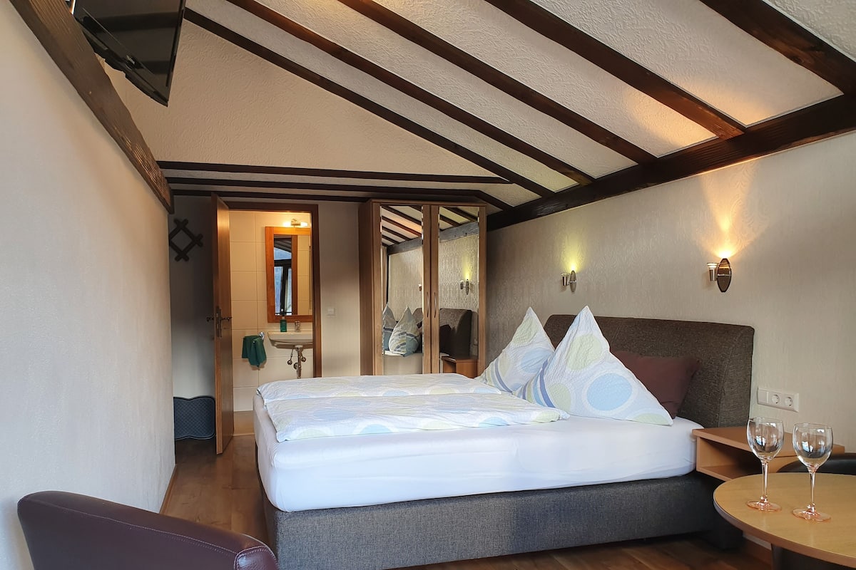 Classic Double Room, Private Bathroom (Doppelzimmer) | 1 bedroom