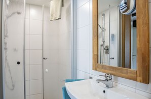 A modern bathroom with a shower, a sink, and a mirror. - Ferienweingut Stein (Valwig)