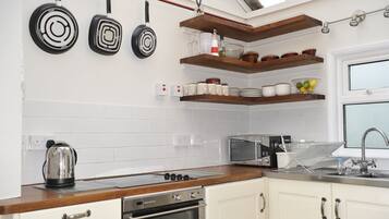 House | Dapur peribadi | Peti sejuk, ketuhar gelombang mikro, dapur, mesin basuh pinggan mangkuk