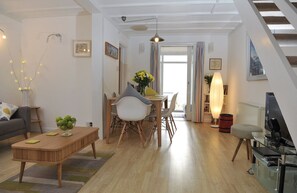 Casa | Área de sala de estar | Televisión de pantalla plana y reproductor de DVD 