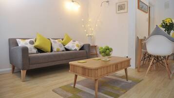 House | Ruang tamu | TV skrin rata, pemain DVD