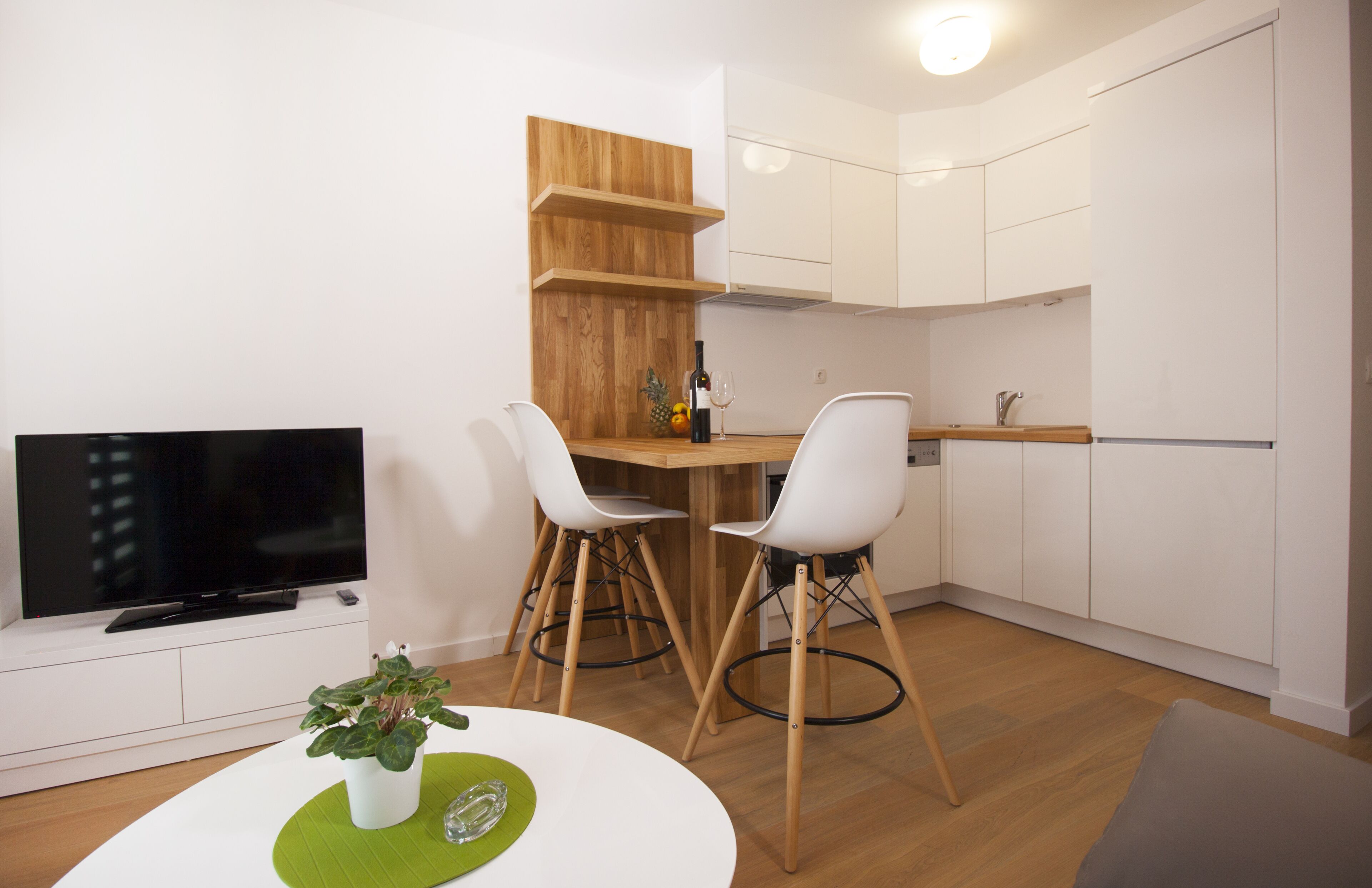 Full-sized fridge, oven, stovetop, dishwasher