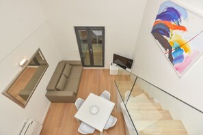 อพาร์ทเมนท์ (6) | บริเวณนั่งเล่น | ทีวีจอแบน