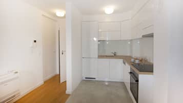 Apartment (5) | Dapur peribadi | Peti sejuk/penyejuk beku saiz penuh, ketuhar, dapur