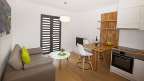 Eine moderne Küche mit Essbereich, Holzschränken und einem Einbauofen.