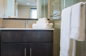 Shower, hair dryer, towels, soap - Inn On Camac (Philadelphia)