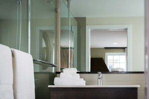 Luksusrom, 1 kingsize-seng | Bad | Dusj, hårføner, håndklær og såpe