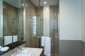 Kamar Standar | Kamar mandi | Shower, pengering rambut, handuk, dan sabun