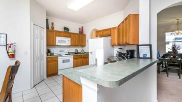 Rumah, Beberapa Tempat Tidur (Pool 5 bed with spa and games room) | Dapur pribadi | Lemari es, microwave, kompor, dan mesin pencuci piring