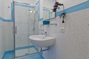 Shower, free toiletries, hair dryer, bidet - B&B Il Casale Del Generale (Agerola)