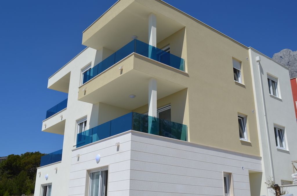 Un edificio de varios pisos con balcones y ventanas.