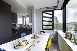 Quarto casal clássico (3/4 Size Small Double Bed) | Espaço de cozinha compartilhada