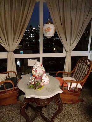 A room with a table set for two, featuring a decorative ceramic piece and a vase with flowers. - Departamento Privado Bea en Vedado (Havana)
