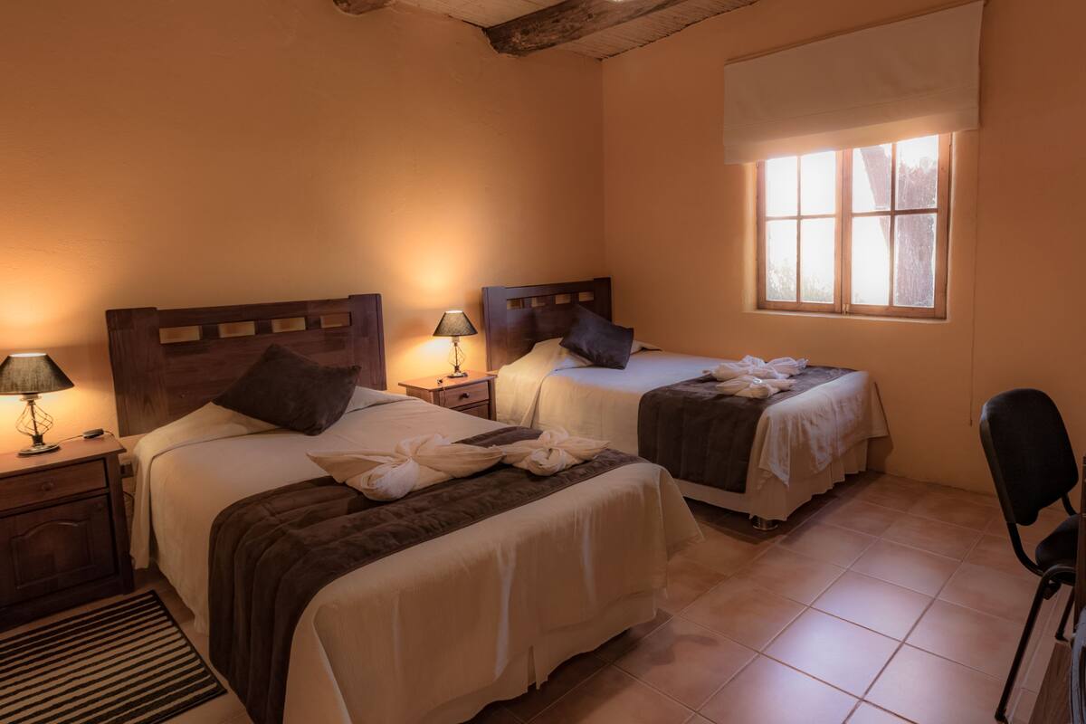 Habitación estándar con 1 cama doble o 2 individuales | Caja fuerte, escritorio, wifi gratis y ropa de cama