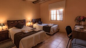 Standard-Doppel- oder -Zweibettzimmer | Zimmersafe, Schreibtisch, kostenloses WLAN, Bettwäsche