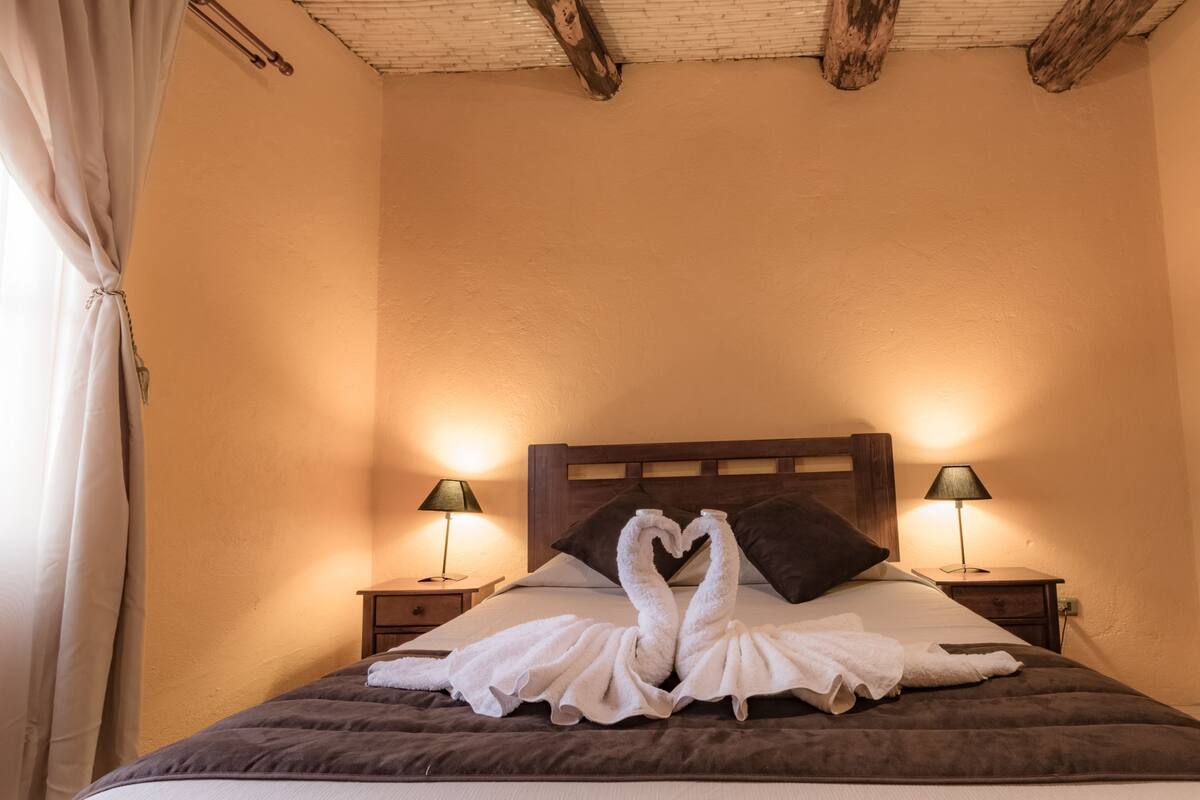 Habitación doble, 1 cama de matrimonio | Caja fuerte, escritorio, wifi gratis y ropa de cama