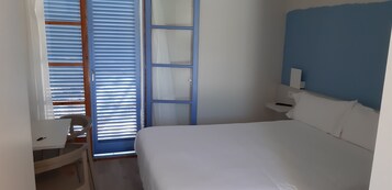 Habitación doble, balcón | 3 dormitorios, wifi gratis, ropa de cama