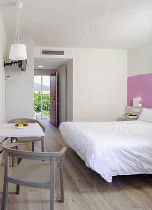 Double Room, Balcony | 3 bedrooms, free WiFi, bed sheets - Hostal Bellsol (Pineda de Mar)