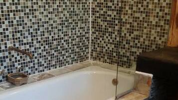 Cottage | Bathroom | Combined shower/bathtub, deep-soaking bathtub, hair dryer, towels