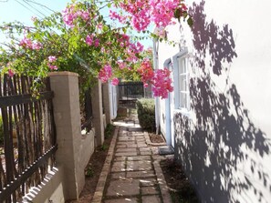 Cottage | Property grounds - Cosy 6 Person Cottage With Mountain View (Barrydale)
