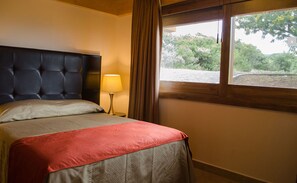 Desk, blackout drapes, soundproofing, iron/ironing board - Villaseca Hotel Spa & Golf (León)