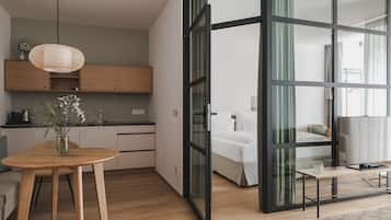 Deluxe Apartment, Balcony, Courtyard View | Peralatan tempat tidur premium, gebar bulu kapas, peti besi dalam bilik