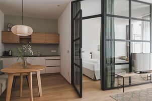 Apartamento Deluxe, balcón, vistas al patio | Ropa de cama de alta calidad, edredones de plumas, caja fuerte