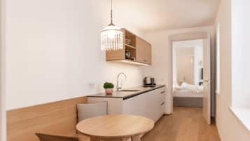 Appartement Design, coin cuisine, vue cour intérieure | Restauration dans la chambre