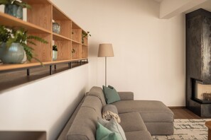 Luxe penthouse, 2 slaapkamers, 2 badkamers, uitzicht op bergen | Woonruimte | Een 50-inch flatscreentelevisie met satellietzenders en een ledtelevisie