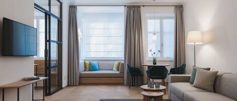 Apartamento exclusivo, cocina básica, vistas a la ciudad | Zona de estar | Televisión de pantalla plana de 50 pulgadas con canales por satélite