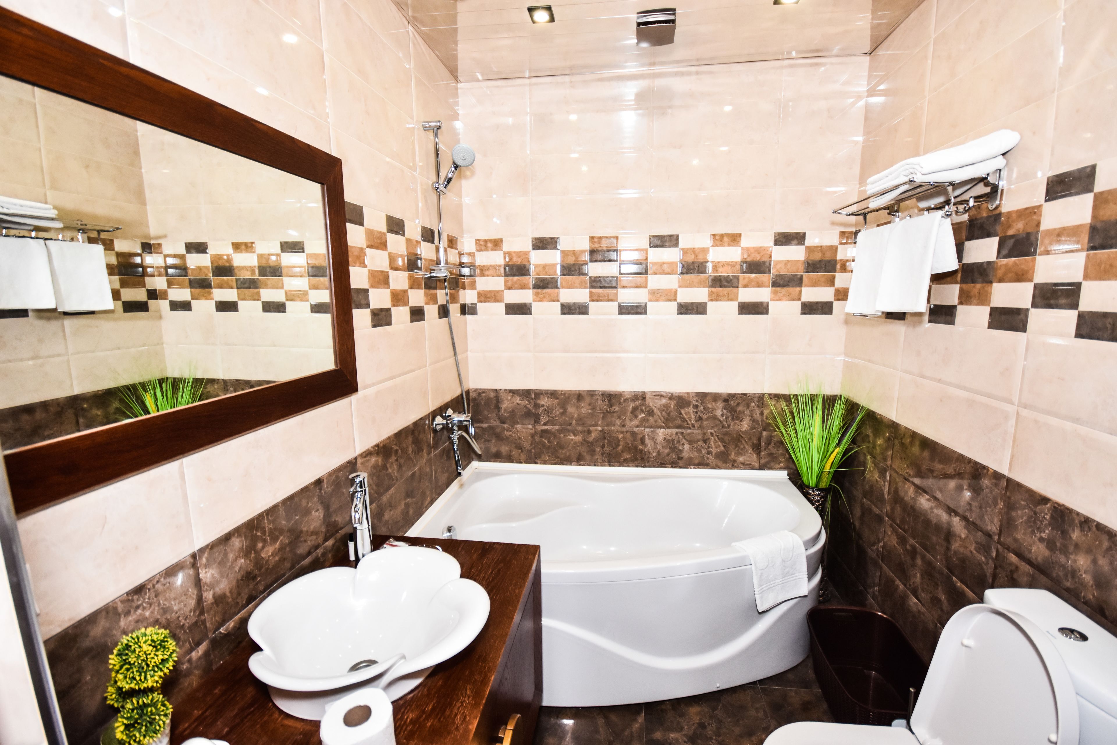 Un baño moderno con bañera, lavabo e inodoro.