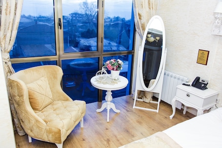 Executive Suite | 1 bedroom, minibar, in-room safe, blackout drapes