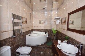 Komfortbadewanne, kostenlose Toilettenartikel, Haartrockner, Bademäntel