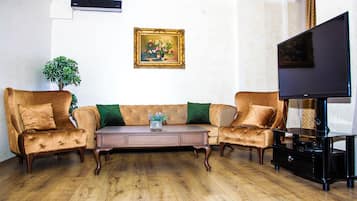 Executive Suite | Living area